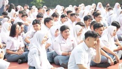 Kota Bekasi - Kelulusan siswa kelas XII SMAN 1 Bekasi yang digelar di lapangan utama sekolah, pada Rabu (14/5/2025).