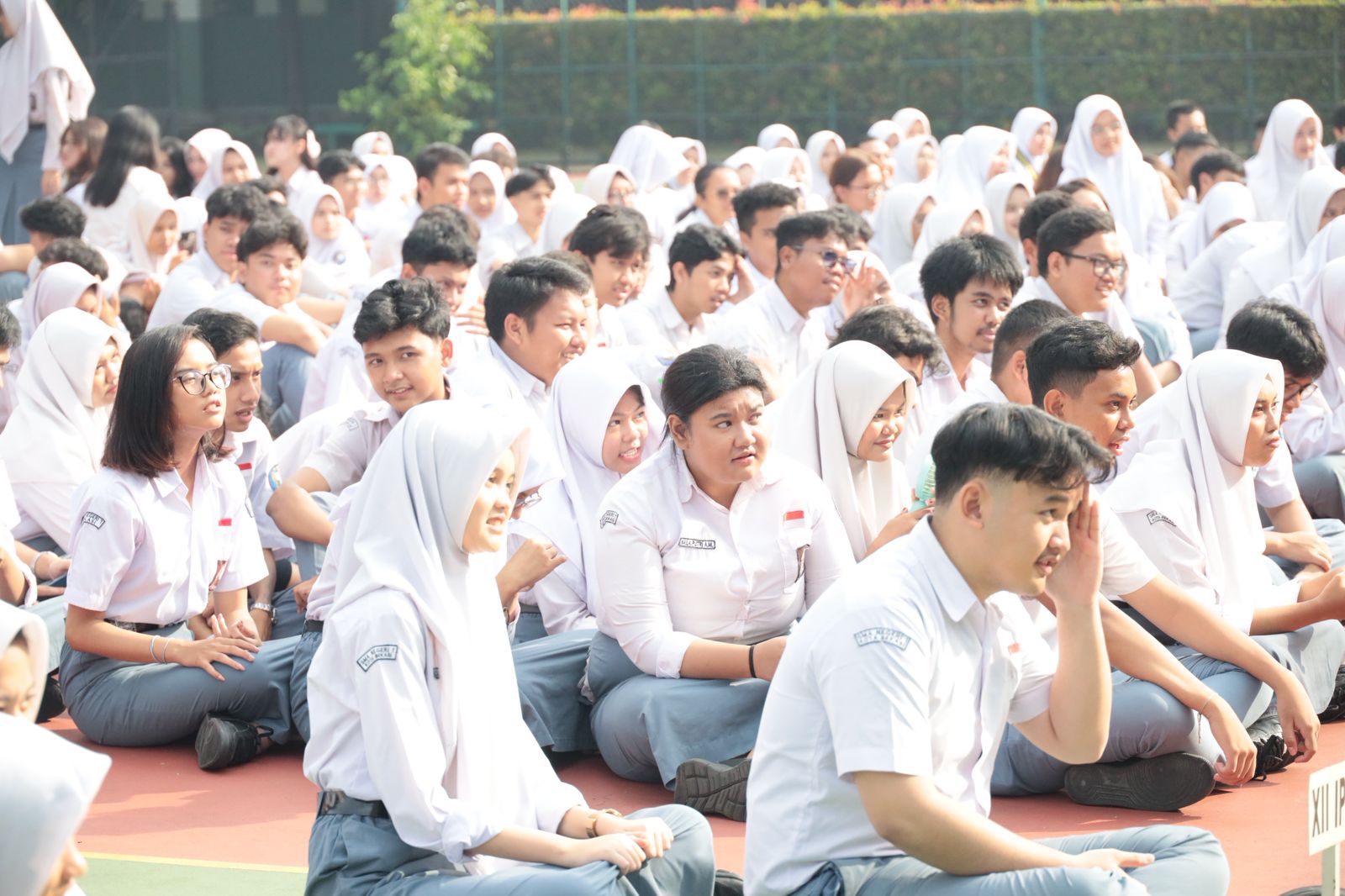 Kota Bekasi - Kelulusan siswa kelas XII SMAN 1 Bekasi yang digelar di lapangan utama sekolah, pada Rabu (14/5/2025).
