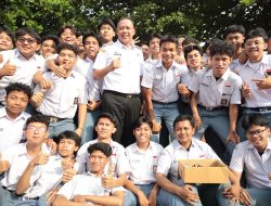 Wali Kota Bekasi Hadiri Wisuda SMAN 1, Tegaskan Larangan Penahanan Ijazah