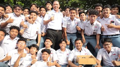 Kota Bekasi - Wali Kota Bekasi, Tri Adhianto Tjahyono, menghadiri acara kelulusan siswa kelas XII SMAN 1 Bekasi yang digelar di lapangan utama sekolah, pada Rabu (14/5/2025).