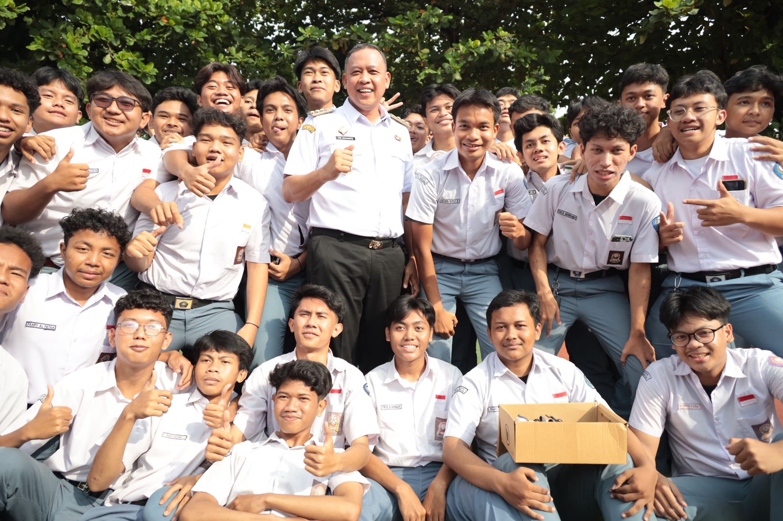 Kota Bekasi - Wali Kota Bekasi, Tri Adhianto Tjahyono, menghadiri acara kelulusan siswa kelas XII SMAN 1 Bekasi yang digelar di lapangan utama sekolah, pada Rabu (14/5/2025).