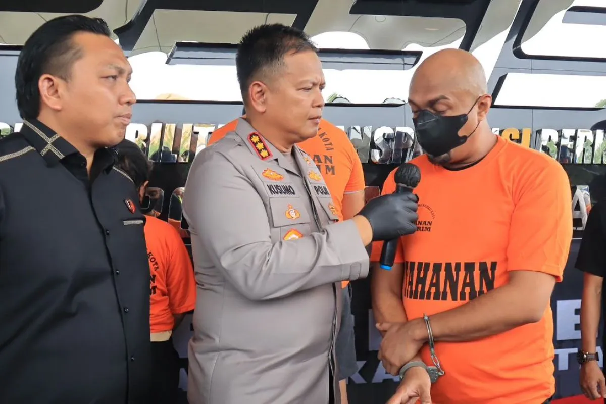 Kota Bekasi - Kapolres Metro Bekasi Kota Kombes Pol Kusumo Wahyu Bintoro didampingi Kasat Reskrim Polres Metro Bekasi Kota Kompol Binsar Hatorangan Sianturi saat menginterogasi tersangka pengancaman di Bekasi, Kamis (15/5/2025).