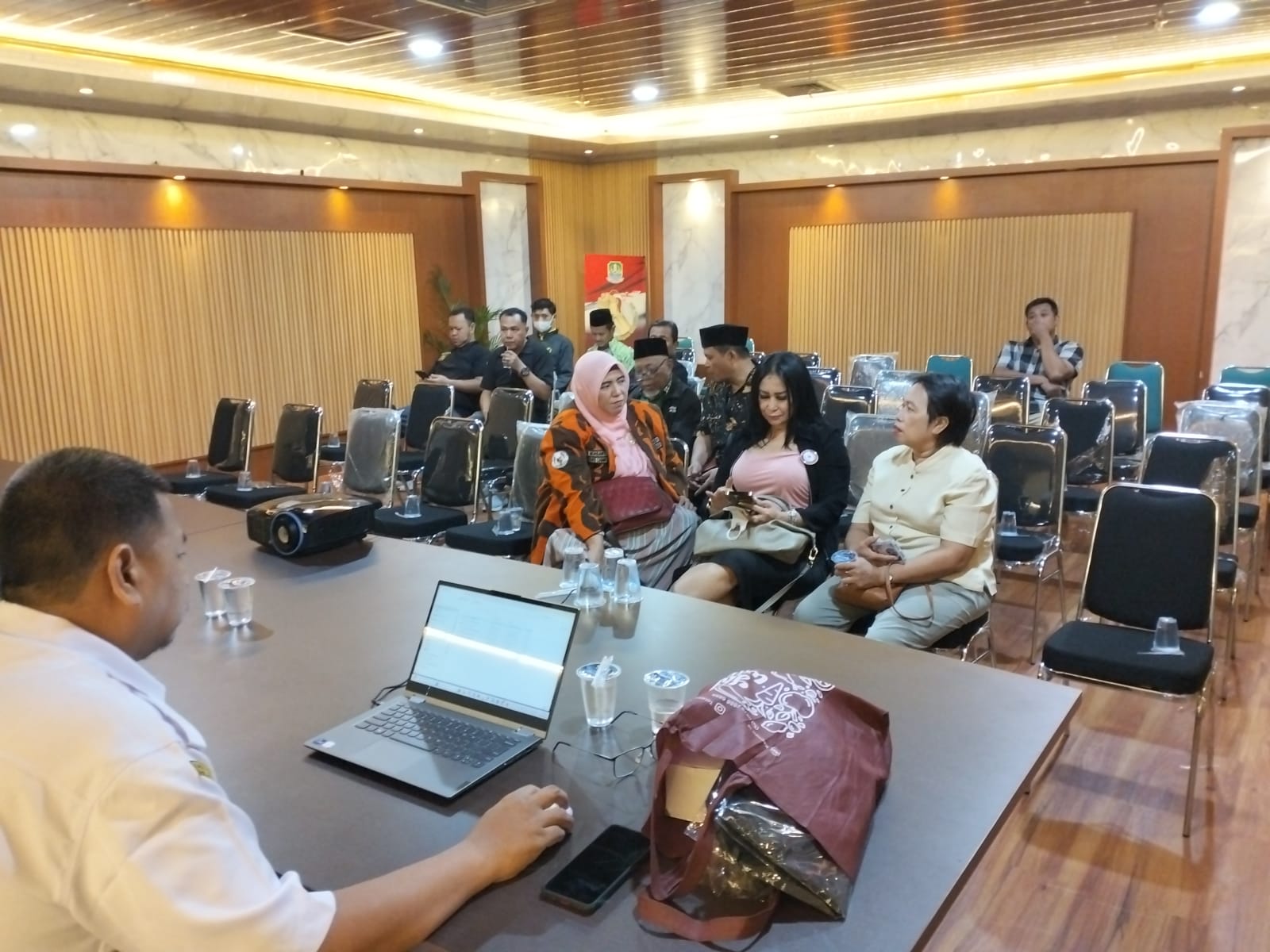 Kota Bekasi - Kesbangpol Kota Bekasi menyelenggarakan kegiatan Sosialisasi Pengendalian Gratifikasi, bertempat di ruang rapat Badan Kesbangpol Kota Bekasi pada Rabu (14/05/2025).