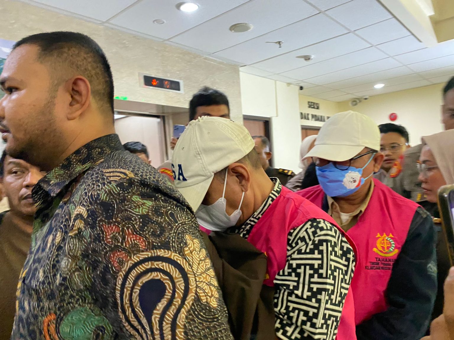 Kota Bekasi - Tiga tersangka korupsi pengadaan alat olahraga digeladang dari Kantor Kejari Kota Bekasi ke Lapas Bulak Kapal, Kamis (15/5/2025).