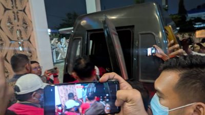 Kota Bekasi - Tiga tersangka korupsi pengadaan alat olahraga digeladang dari Kantor Kejari Kota Bekasi ke Lapas Bulak Kapal, Kamis (15/5/2025).