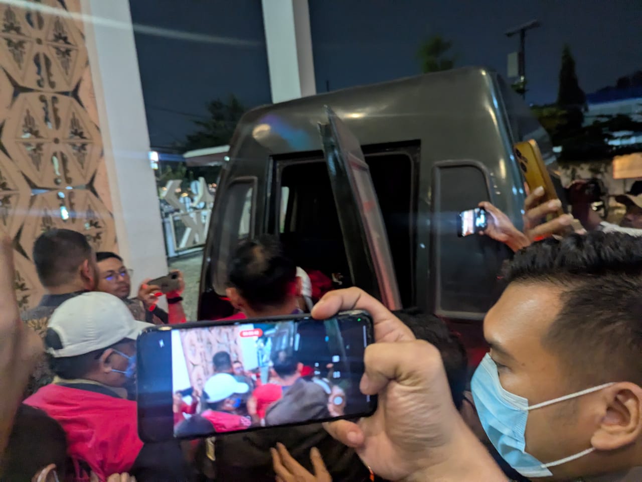 Kota Bekasi - Tiga tersangka korupsi pengadaan alat olahraga digeladang dari Kantor Kejari Kota Bekasi ke Lapas Bulak Kapal, Kamis (15/5/2025).