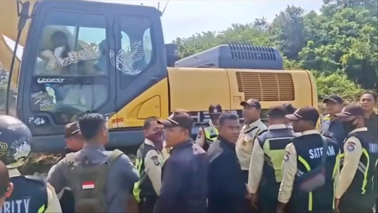 Kabupaten Bekasi - Tangkapan layar video ketegangan antara seorang yang mengaku sebagai ahli waris lahan di Deltamas dengan petugas keamanan.