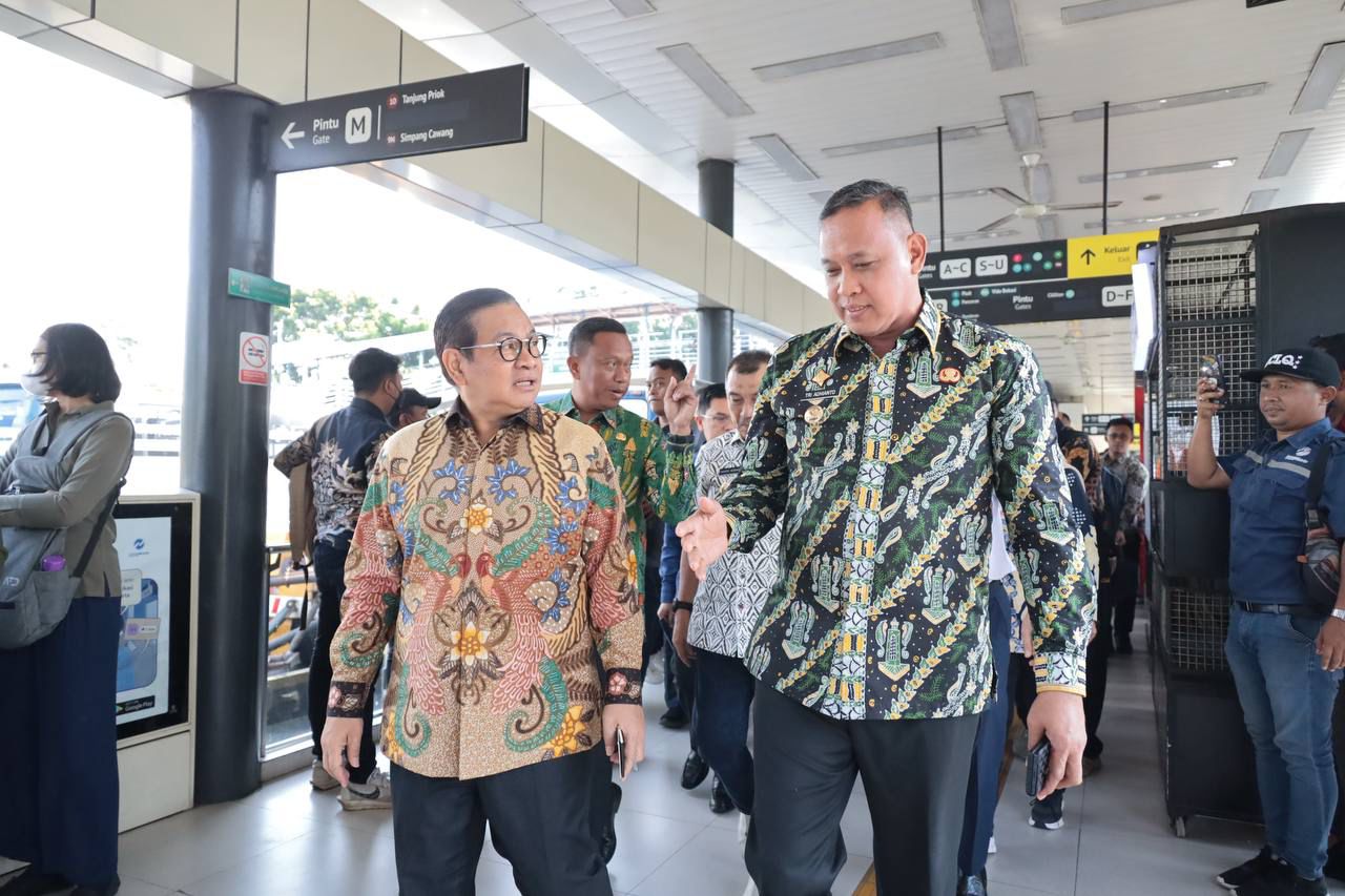 Kota Bekasi - Wali Kota Bekasi Tri Adhianto bersama Gubernur Jakarta Pramono