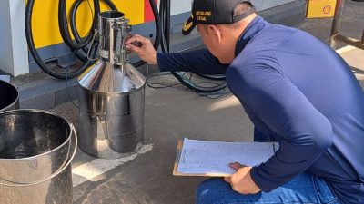 Kota Bekasi - Tera ulang terhadap pompa ukur bahan bakar minyak (PU BBM) di SPBU Shell Pondok Gede, Kota Bekasi, pada Jumat (16/05/2025).