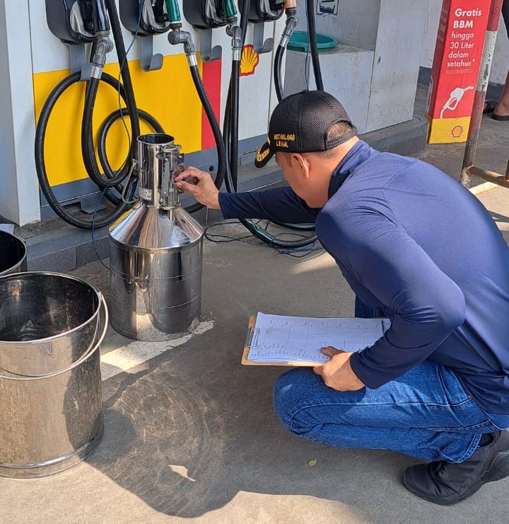 Kota Bekasi - Tera ulang terhadap pompa ukur bahan bakar minyak (PU BBM) di SPBU Shell Pondok Gede, Kota Bekasi, pada Jumat (16/05/2025).