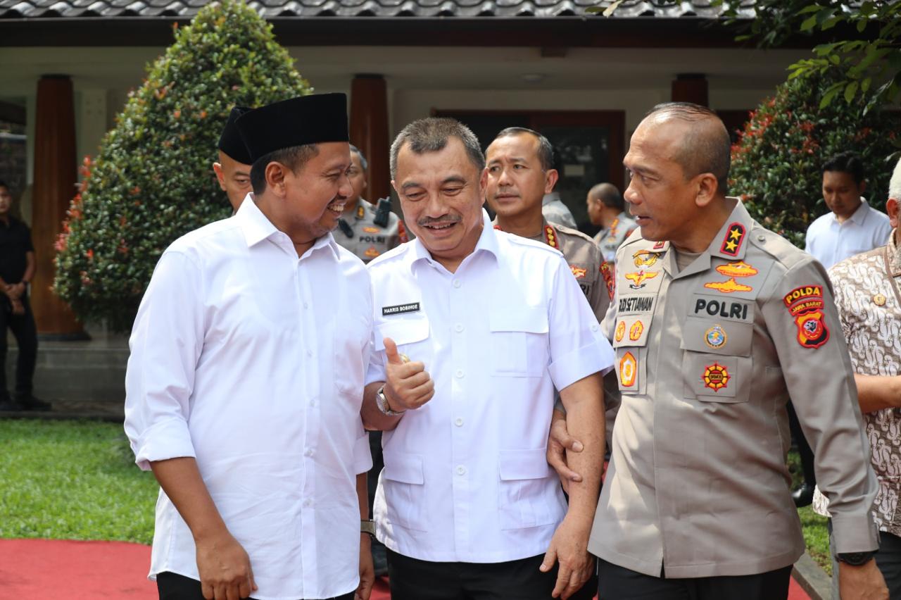 Kota Bekasi - Wakil Wali Kota Bekasi Abdul Harris Bobihoe menghadiri Rapat Koordinasi (Rakor) Tata Kelola Pemerintahan serta penandatanganan Komitmen Bersama antara Pemerintah Provinsi Jawa Barat, Polda Jawa Barat, Polda Metro Jaya, dan seluruh pemerintah daerah se-Jawa Barat di Gedung Pakuan, Bandung, Kamis (16/5/2025).
