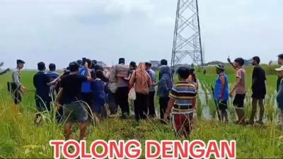 Warga Kampung Pamahan, Desa Setia Mulya, Kecamatan Tarumajaya, Kabupaten Bekasi melakukan aksi penolakan terhadap proyek penarikan kabel Saluran Udara Tegangan Tinggi (SUTT) yang melintas di permukiman mereka.