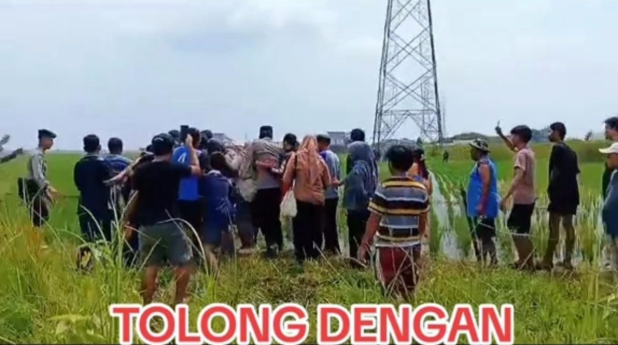 Warga Kampung Pamahan, Desa Setia Mulya, Kecamatan Tarumajaya, Kabupaten Bekasi melakukan aksi penolakan terhadap proyek penarikan kabel Saluran Udara Tegangan Tinggi (SUTT) yang melintas di permukiman mereka.