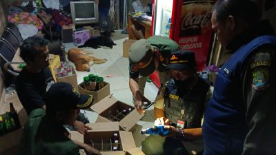 Kota Bekasi - Satpol PP Kota Bekasi melakukan operasi Yustisi penertiban peredaran minuman beralkohol, Kamis (15/5/2025).