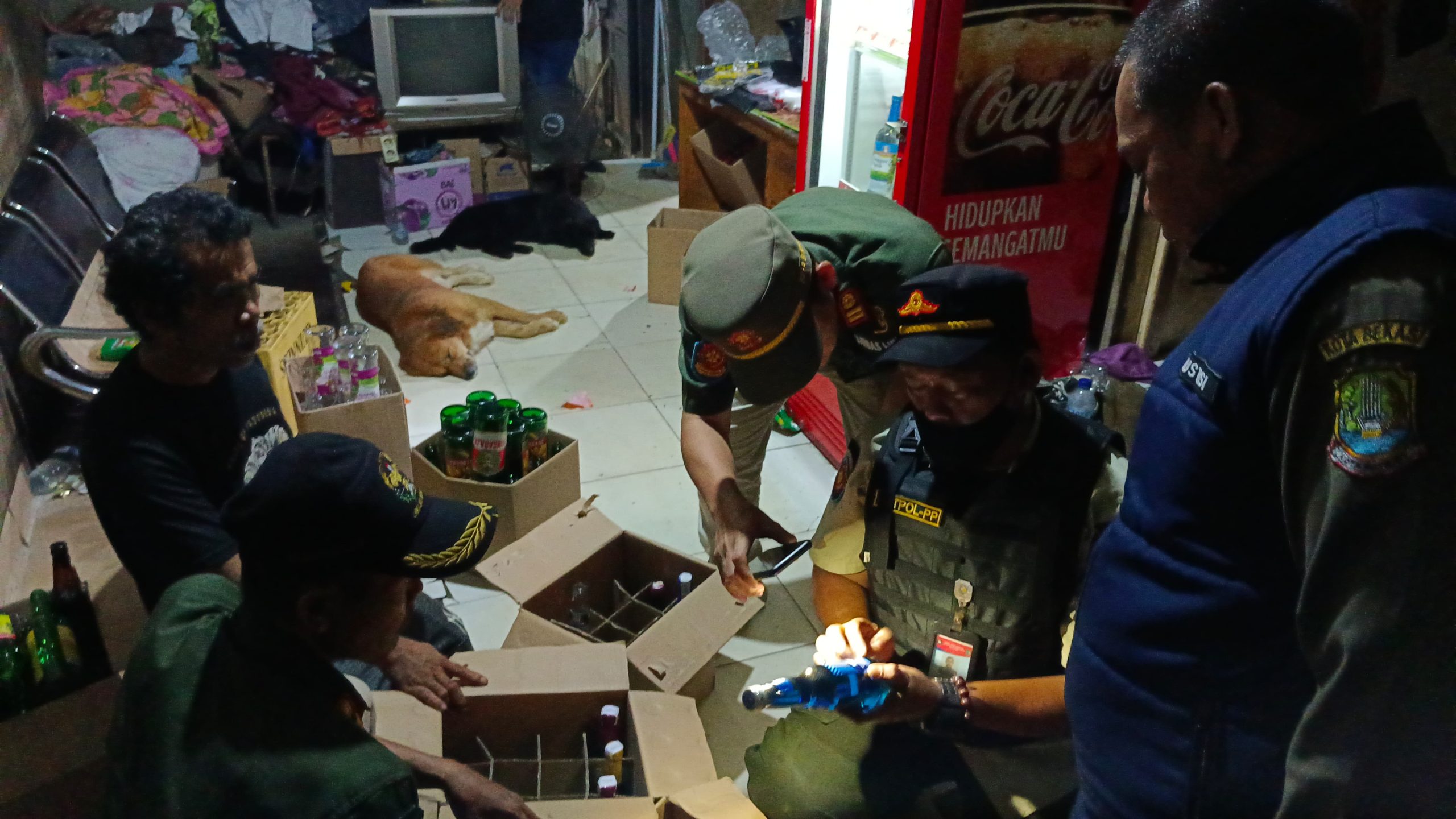 Kota Bekasi - Satpol PP Kota Bekasi melakukan operasi Yustisi penertiban peredaran minuman beralkohol, Kamis (15/5/2025).