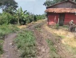 Warga Pisang Batu, Pebayuran Minta Perhatian Pemerintah Soal Jalan Rusak