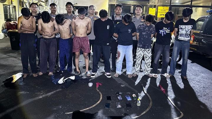 Kota Bekasi - Tim Presisi Polres Metro Bekasi Kota berhasil meringkus 10 orang remaja yang tergabung dalam kelompok gengster bernama Amil Boys.