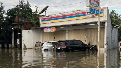 Kabupaten Bekasi : Banjir masih merendam Perumahan Kartika Wanasari Cibitung, Senin (19/5/2025) pascahujan pada Minggu (18/5/2025) sore hingga malam. Foto: Instagram
