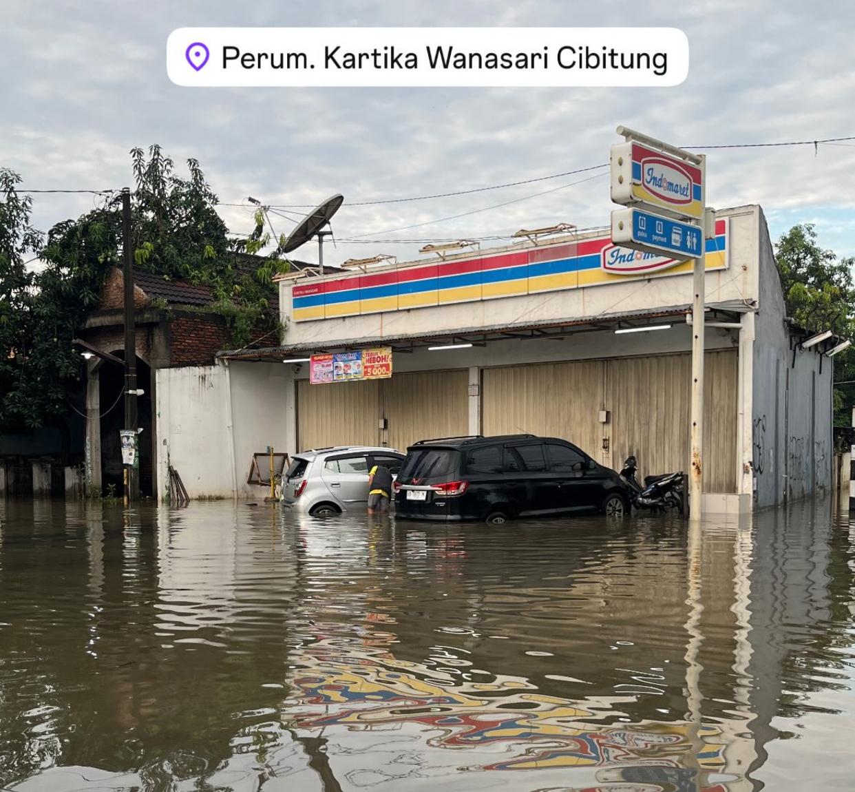 Kabupaten Bekasi : Banjir masih merendam Perumahan Kartika Wanasari Cibitung, Senin (19/5/2025) pascahujan pada Minggu (18/5/2025) sore hingga malam. Foto: Instagram
