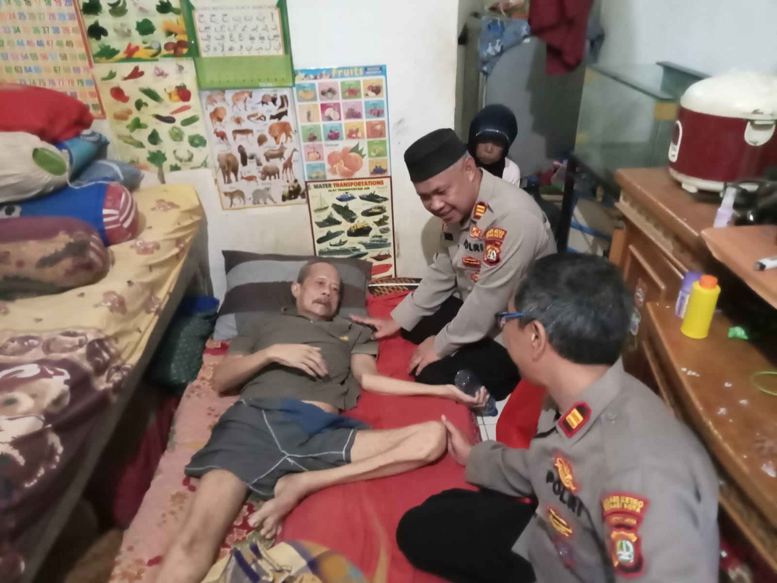 Kota Bekasi - apolsek Bekasi Barat AKP Wahyudi, didampingi Kanit Binmas dan Bhabinkamtibmas Kelurahan Jakasampurna, melaksanakan kegiatan sosial berupa pemberian bantuan sembako kepada seorang warga lanjut usia yang sedang sakit, Bapak Tarsum.