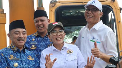 Kota Bekasi - Wali Kota Bekasi Tri Adhianto bersama Wakil Harris Bobihoe , Anggota DPR RI Rieke Diah Pitaloka, Direktur Perum Jasa Tirta II (PJT II) meninjau langsung proses pengerukan sungai di sepanjang Jalan Pangeran Jayakarta, Kecamatan Medan Satria. Foto: Ist