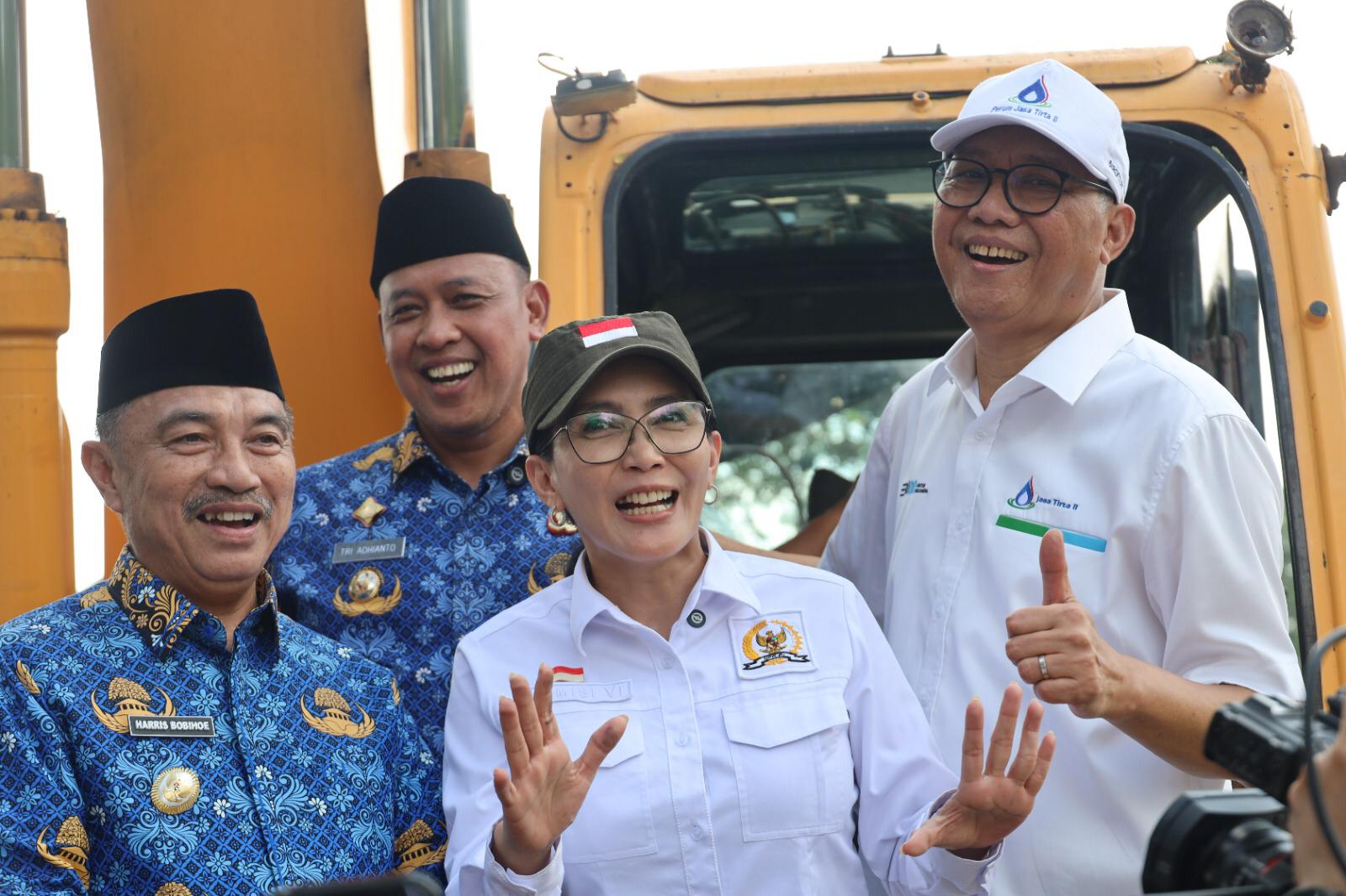 Kota Bekasi - Wali Kota Bekasi Tri Adhianto bersama Wakil Harris Bobihoe , Anggota DPR RI Rieke Diah Pitaloka, Direktur Perum Jasa Tirta II (PJT II) meninjau langsung proses pengerukan sungai di sepanjang Jalan Pangeran Jayakarta, Kecamatan Medan Satria. Foto: Ist