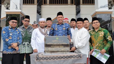 Kota Bekasi - Wali Kota Bekasi, Tri Adhianto, meresmikan dua tempat ibadah yang baru selesai dibangun di Kelurahan Jatiluhur, Kecamatan Jatiasih, Selasa (20/5/2025).