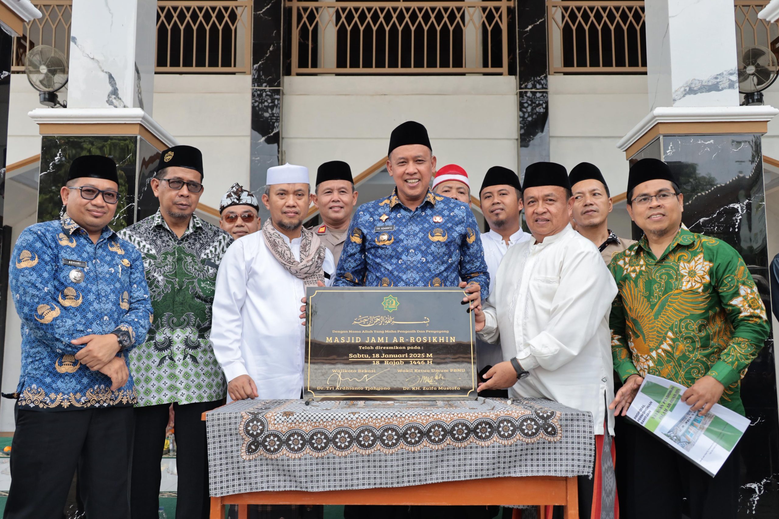 Kota Bekasi - Wali Kota Bekasi, Tri Adhianto, meresmikan dua tempat ibadah yang baru selesai dibangun di Kelurahan Jatiluhur, Kecamatan Jatiasih, Selasa (20/5/2025).