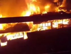 Pasar Bojong di Kedungwaringin Terbakar Hebat, Pemadaman Masih Berlangsung