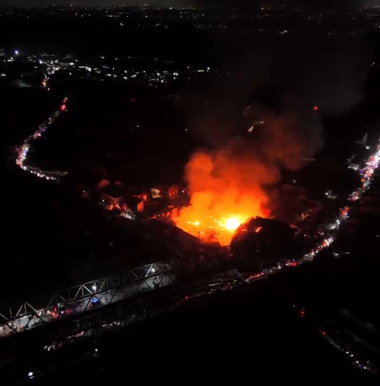 Kabupaten Bekasi - Pantauan Udara Kebakaran Pasar Bojong, Kedungwaringin, Kabupaten Bekasi via video Danalmukhtary, Selasa (20/5/2025).