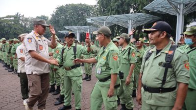 Kota Bekasi - Wali Kota Bekasi Tri Adhianto menyapa para linmas usai melaksanakan apel gabungan di Alun - Alun M. Hasibuan, Rabu (21/5/2025).