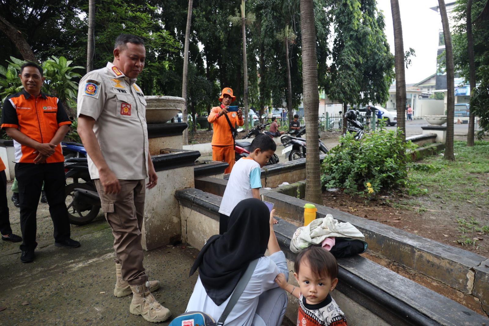 Kota Bekasi - Wali Kota Bekasi, Tri Adhianto, meninjau kembali Hutan Kota Alun-Alun M. Hasibuan, Rabu (21/5/2025).