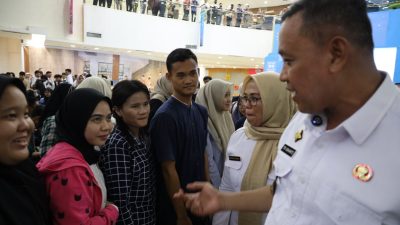 Kota Bekasi - Wali Kota Bekasi, Tri Adhianto,hadir dalam gelaran Job Fair yang diselenggarakan di Blu Plaza Mall, Rabu (21/5/2025).