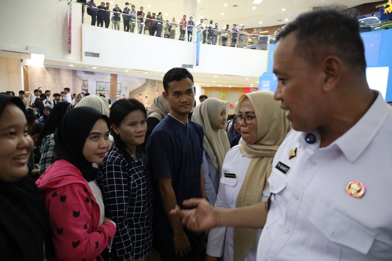 Kota Bekasi - Wali Kota Bekasi, Tri Adhianto,hadir dalam gelaran Job Fair yang diselenggarakan di Blu Plaza Mall, Rabu (21/5/2025).