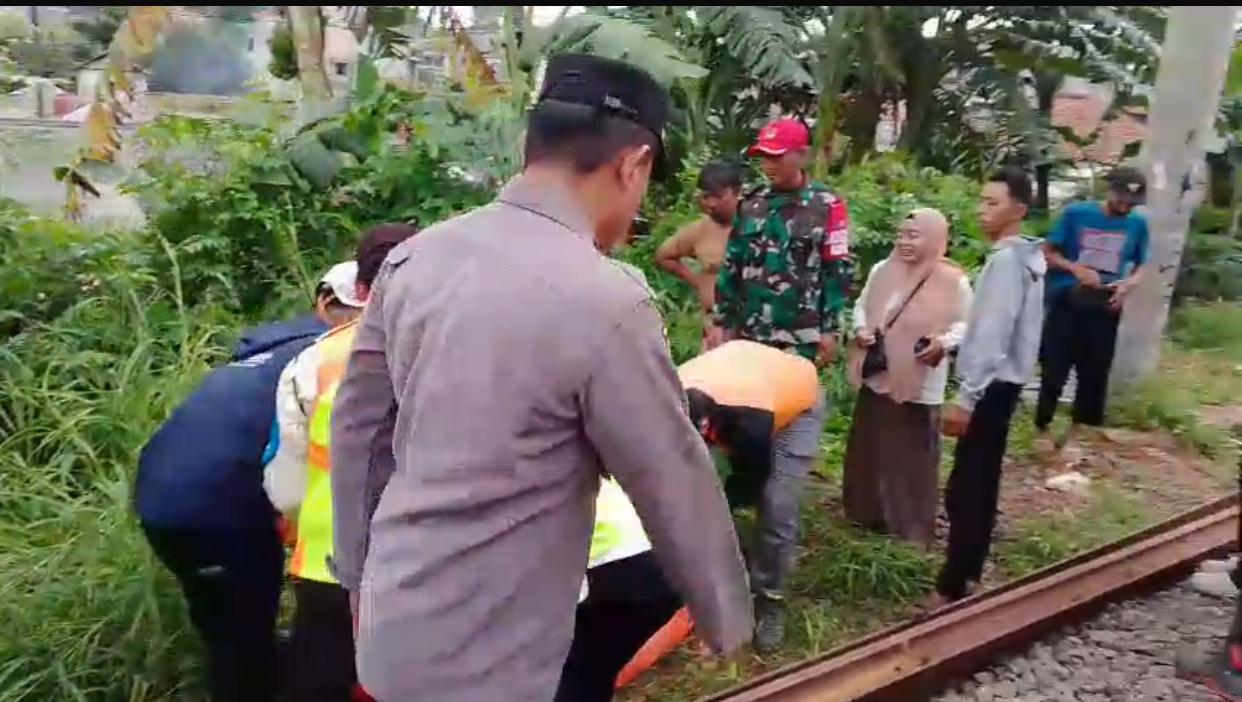 Kabupaten Bekasi - Seorang remaja laki-laki berinisial ZM (15) dilaporkan tewas tertemper kereta api saat diduga tengah bermain di jalur rel, Kamis (22/5/2025).