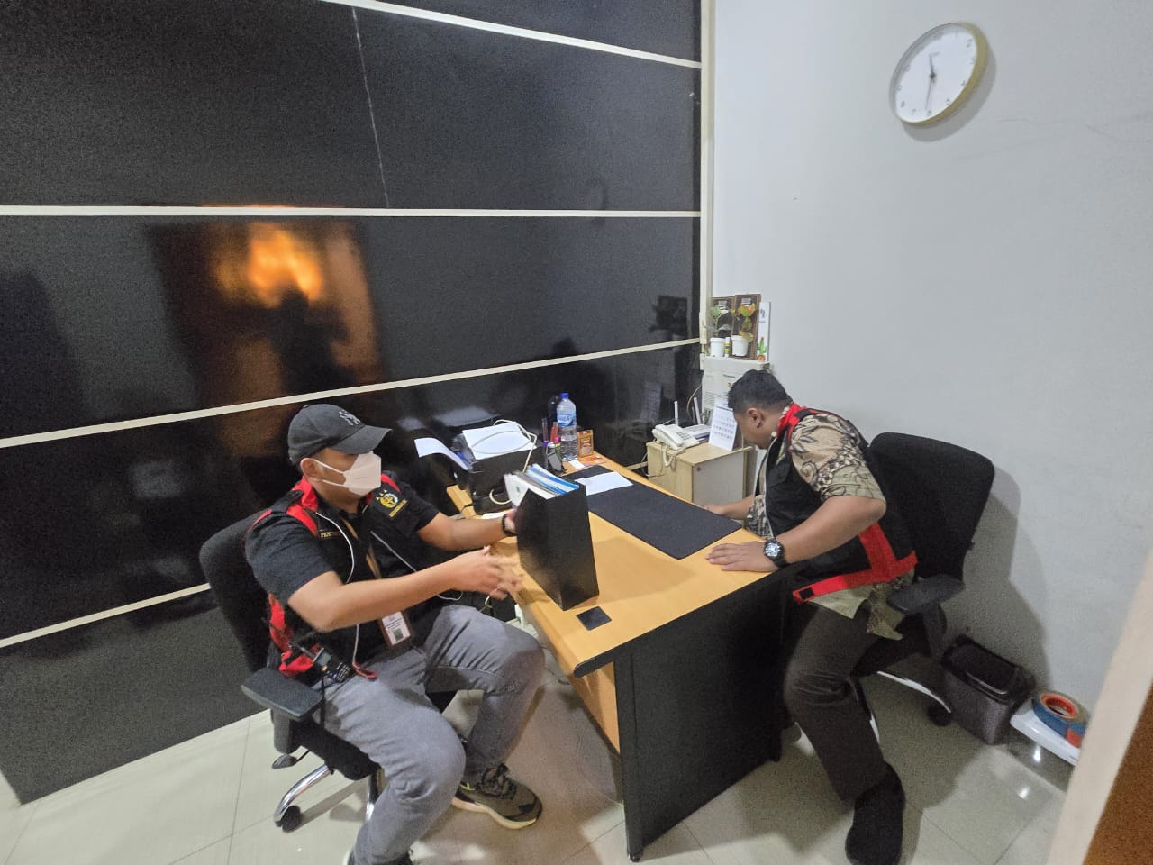 Kota Bekasi - Kejaksaan Negeri Kota Bekasi menggeledah kantor PT CIA, pihak ketiga yang terlibat dalam pengadaan alat olahraga melalui Dinas Pemuda dan Olahraga, Kamis (22/5/2025).