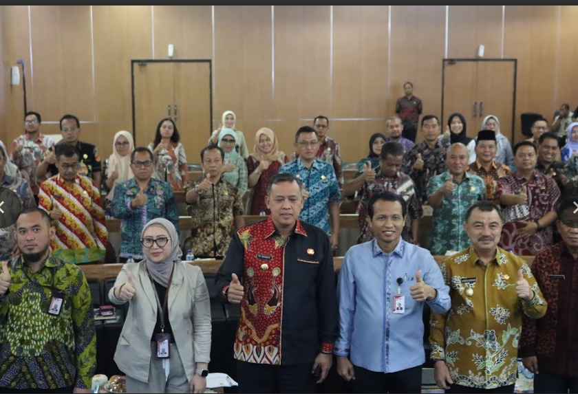 Kota Bekasi - Wali Kota Tri Adhianto dan Wakil Wali Kota Bekasi Harris Bobihoe bersama Kepala OPD komitmen jalani pemerintahan bebas korupsi.