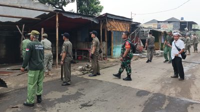 Kota Bekasi - Penertiban bangunan liar di Jalan Pertamina B (samping SPBU), RT 03 RW 06, Kelurahan Jatiraden, Kecamatan Jatisampurna.