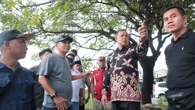 Kota Bekasi - Wali Kota Bekasi Tri Adhianto meninjau langsung penertiban bangli dan PKL sekaligus normalisasi di Jalan Lingkar Utara, Kelurahan Teluk Pucung, Kecamatan Bekasi Utara, Kota Bekasi, Kamis (23/5/2025).