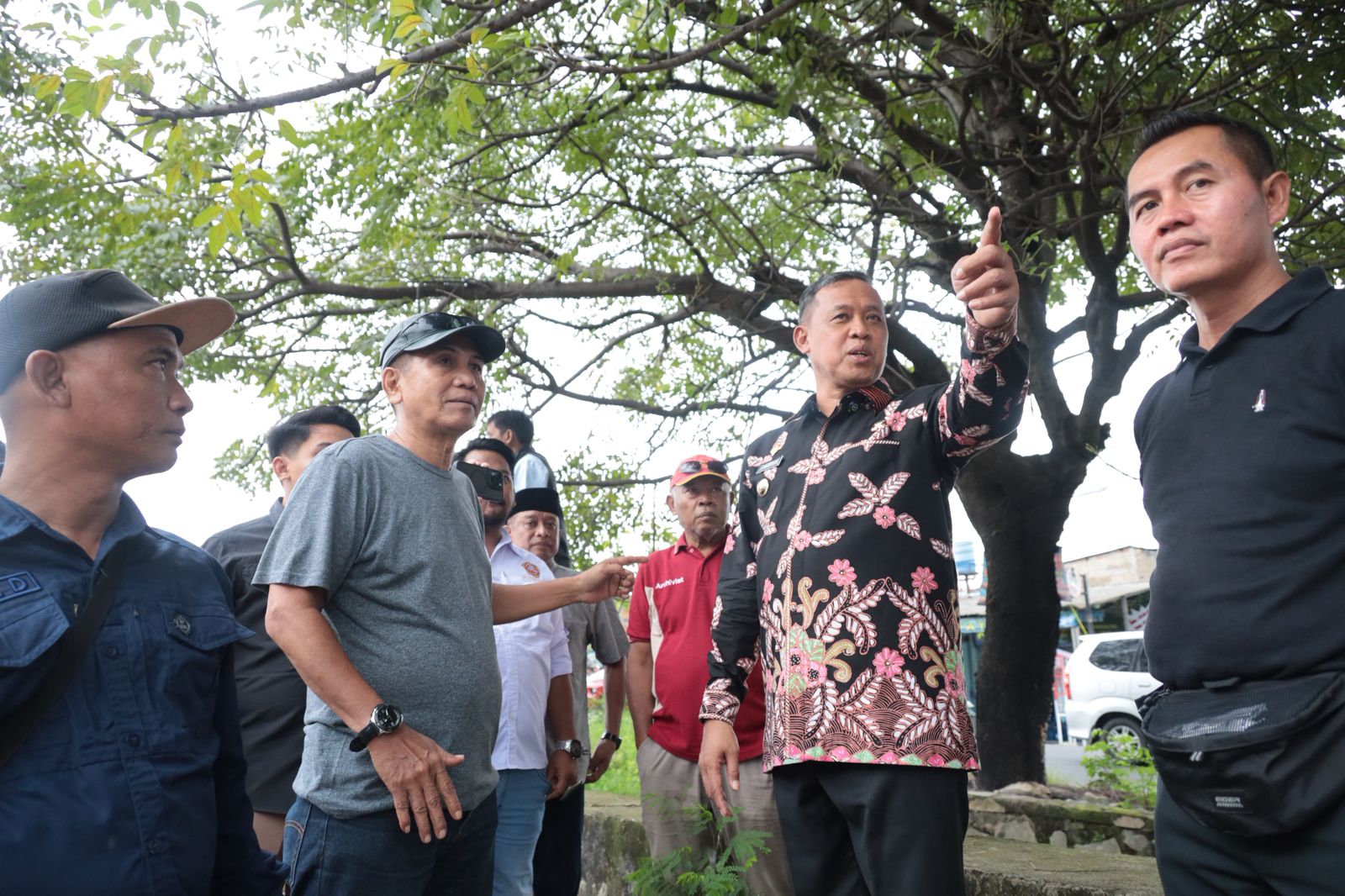 Kota Bekasi - Wali Kota Bekasi Tri Adhianto meninjau langsung penertiban bangli dan PKL sekaligus normalisasi di Jalan Lingkar Utara, Kelurahan Teluk Pucung, Kecamatan Bekasi Utara, Kota Bekasi, Kamis (23/5/2025).