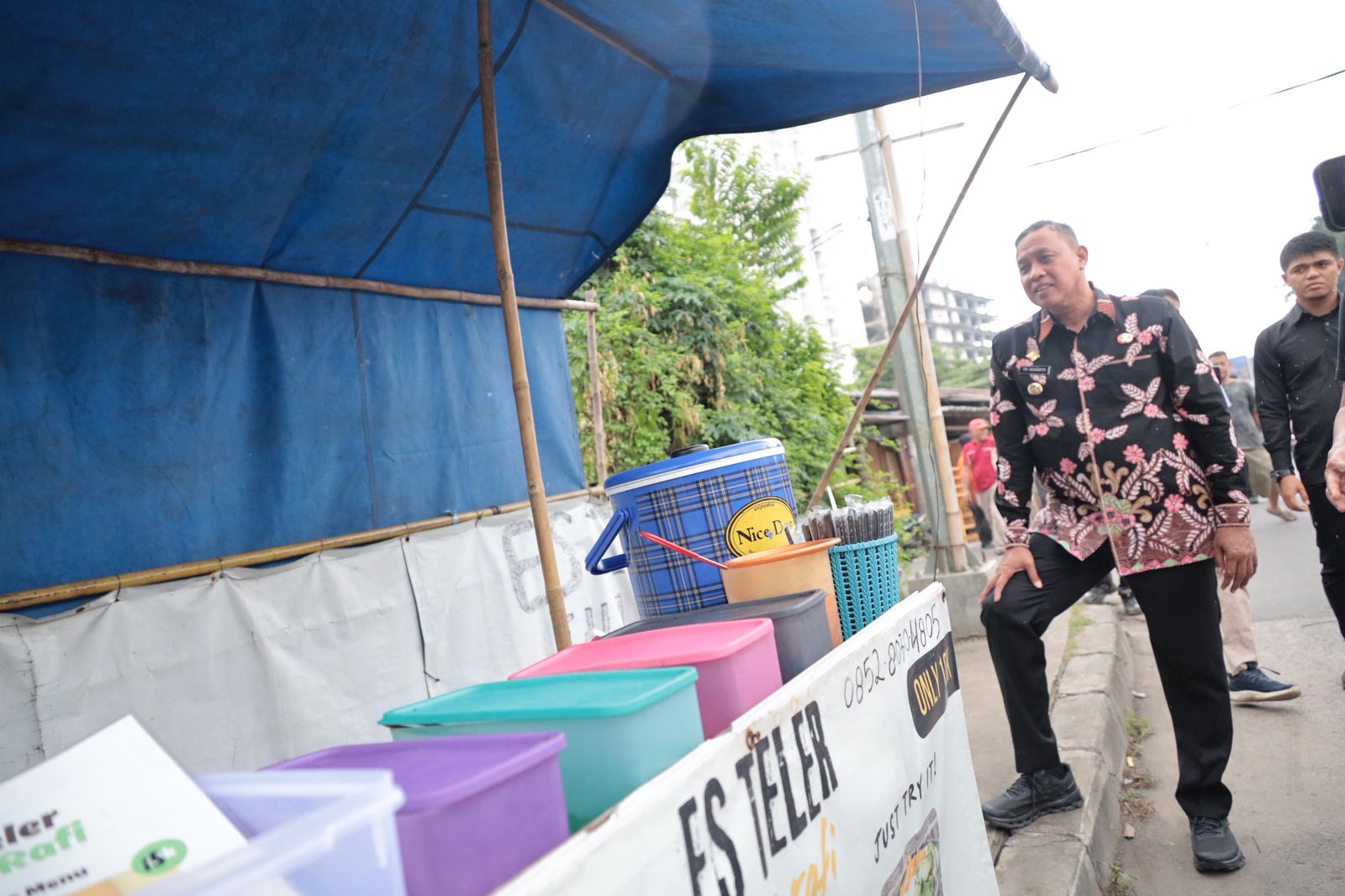 Kota Bekasi - Wali Kota Bekasi Tri Adhianto saat memberikan penjelasan penertiban kepada para PKL yang ada di Jalan Lingkar Utara, Kelurahan Teluk Pucung, Kecamatan Bekasi Utara.