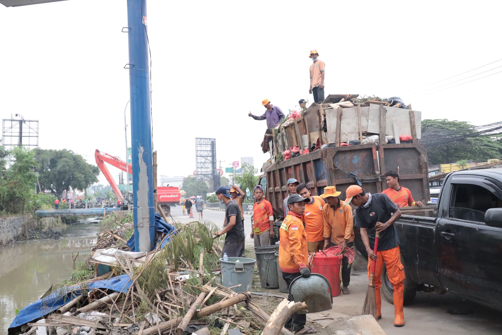 Kota Bekasi - Pengangkutan sampah dari pembongkaran bangunan liar seklaigus normalisasi di Jalan Lingkar Utara, Kelurahan Teluk Pucung, Kecamatan Bekasi Utara, Kota Bekasi, Kamis (23/5/2025).