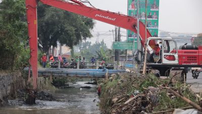 Kota Bekasi -Normalisasi Kali di Jalan Lingkar Utara, Kelurahan Teluk Pucung, Bekasi Utara, Kota Bekasi, Jumat (23/5/2025)