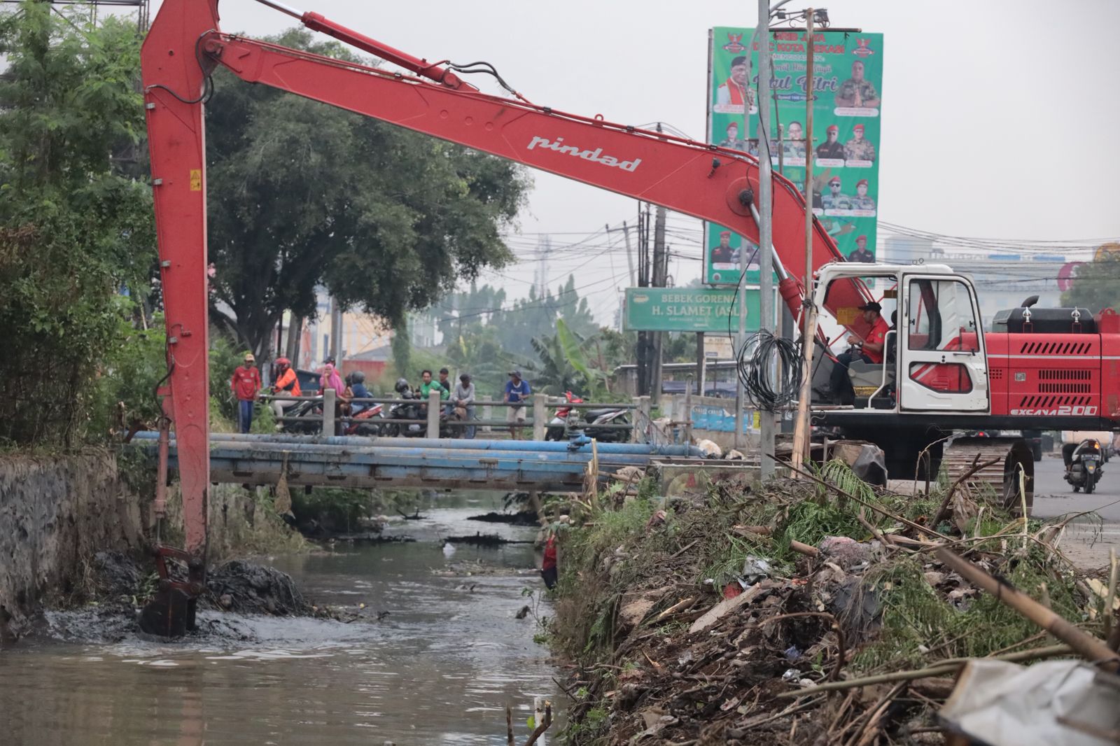 Kota Bekasi -Normalisasi Kali di Jalan Lingkar Utara, Kelurahan Teluk Pucung, Bekasi Utara, Kota Bekasi, Jumat (23/5/2025)