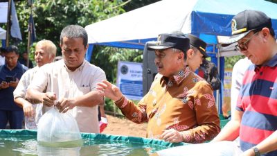 Kota Bekasi - Wakil Wali Kota Bekasi, Abdul Harris Bobihoe meresmikan kses Situs Ngabumbang sekaligus kegiatan penebaran ribuan benih ikan lele di Jembatan Mindu, Kelurahan Jatirangga, Kecamatan Jatisampurna, Jumat (23/5/2025).