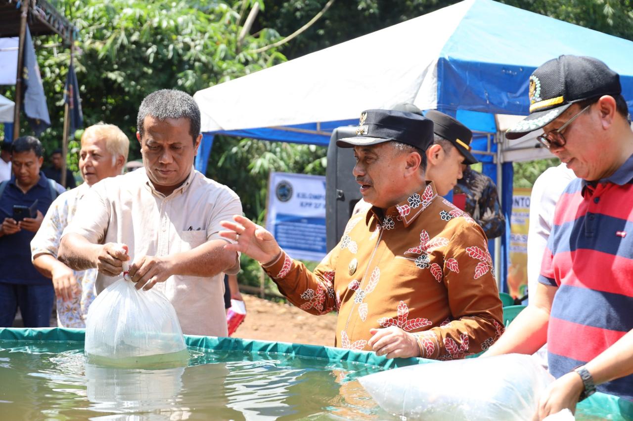 Kota Bekasi - Wakil Wali Kota Bekasi, Abdul Harris Bobihoe meresmikan kses Situs Ngabumbang sekaligus kegiatan penebaran ribuan benih ikan lele di Jembatan Mindu, Kelurahan Jatirangga, Kecamatan Jatisampurna, Jumat (23/5/2025).