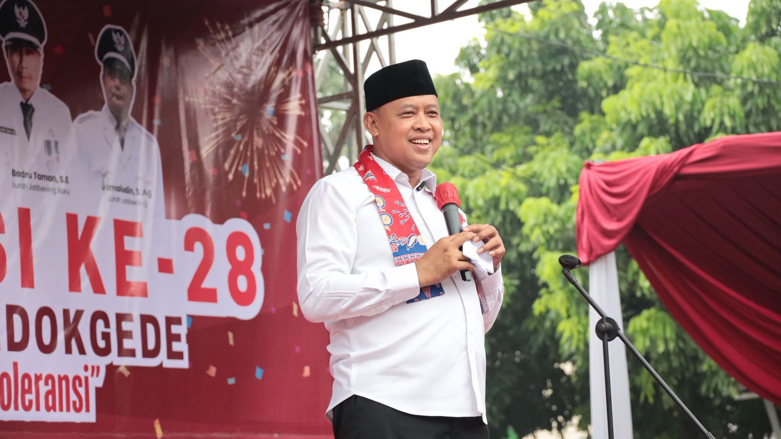 Kota Bekasi - Wali Kota Bekasi, Tri Adhianto, secara resmi meresmikan gedung kantor baru Kelurahan Jatibening Baru yang berlokasi di Kecamatan Pondok Gede, Minggu (25/5/2025).