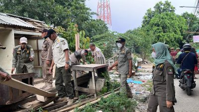 Kota Bekasi - Penertiban Bangunan Liar di Medan Satria, Kota Bekasi.