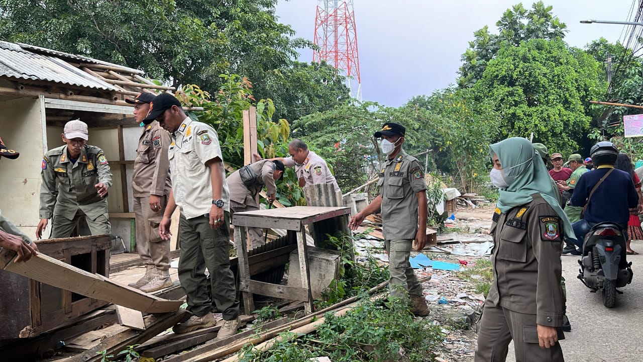 Kota Bekasi - Penertiban Bangunan Liar di Medan Satria, Kota Bekasi.