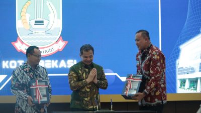 Kota Bekasi - Wali Kota Bekasi Tri Adhianto saat menerima predikat WTP dari BPK RI di Bandung, Jawa Barat.